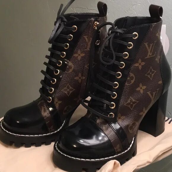 Ботинки реплика. Louis vuitton star trail boots. ботинки louis vuitton wonderland. louis vuitton длинные сапоги trail. ботинки louis vuitton wonderland когда были выпущены в россии.