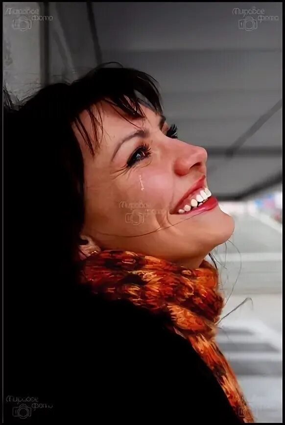 афоризмы про скуку. смеялась и плакала одновременно. смейся и все будут смеяться вместе с тобой. плачет и смеется одновременно. смеялась и плакала одновременно.