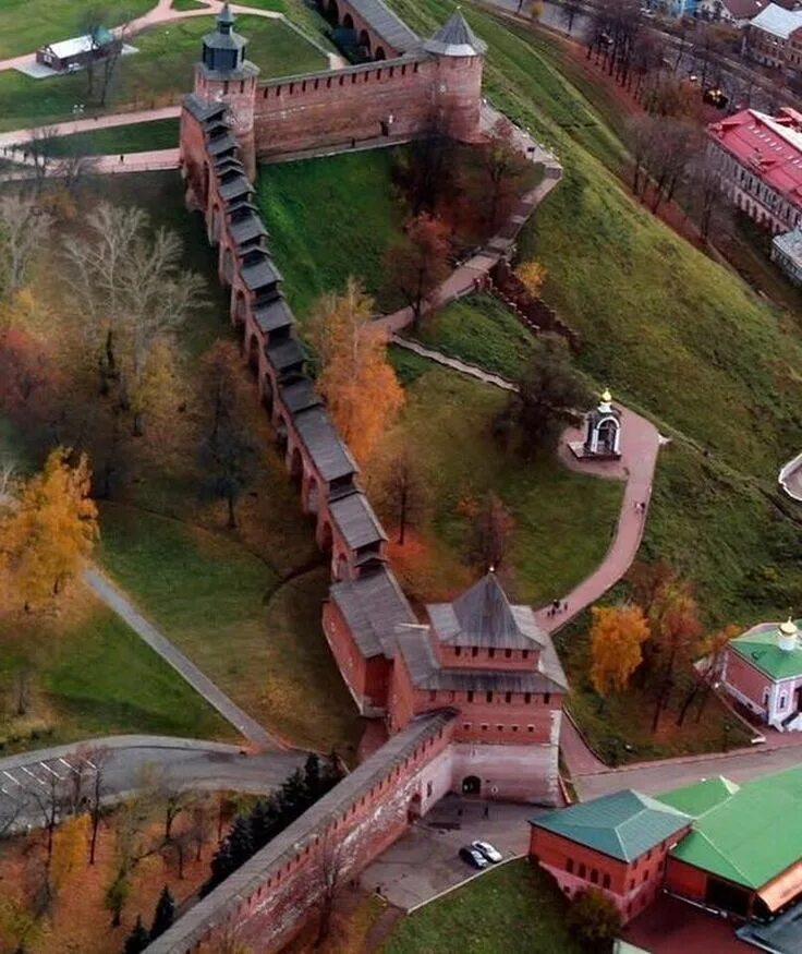 Сколько кремлей в нижнем новгороде. Нижегородский Кремль Нижний Новгород. Нижегородский Кремль крепость. Новгородский Кремль Нижний Новгород. Кремлевская стена Нижний Новгород.