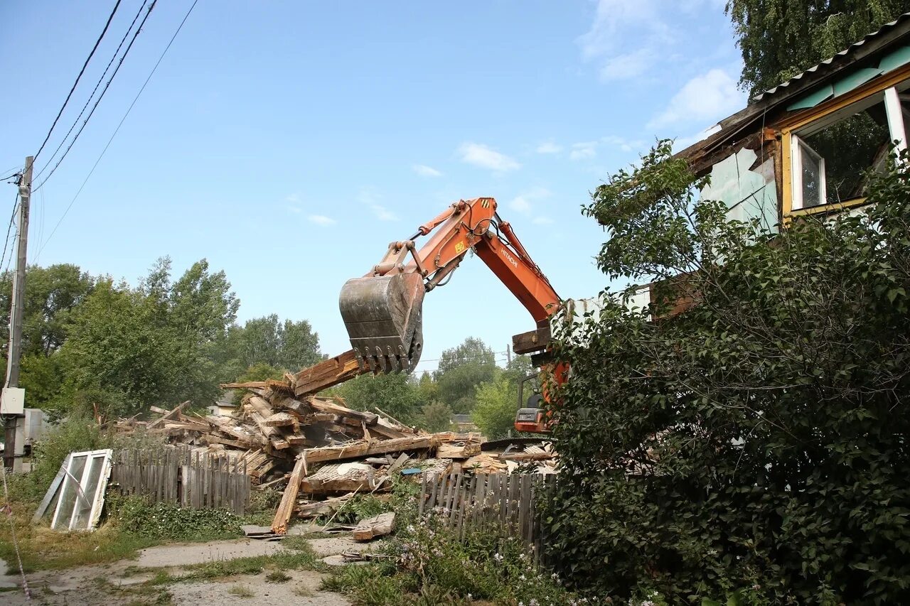 Снос сто. Демонтаж незаконных построек. Демонтаж деревянного дома. Снос зареки. Снос домов в норильске.