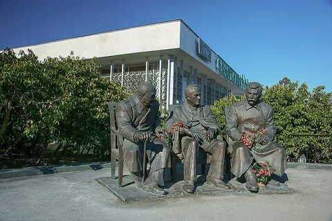 Памятник дворец