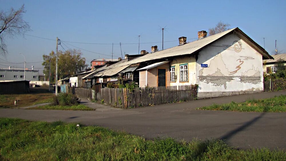 Бараки в ссср. Кутир барак. Село барак. Улица островского в ишиме. Деревянные бараки в ярославле.