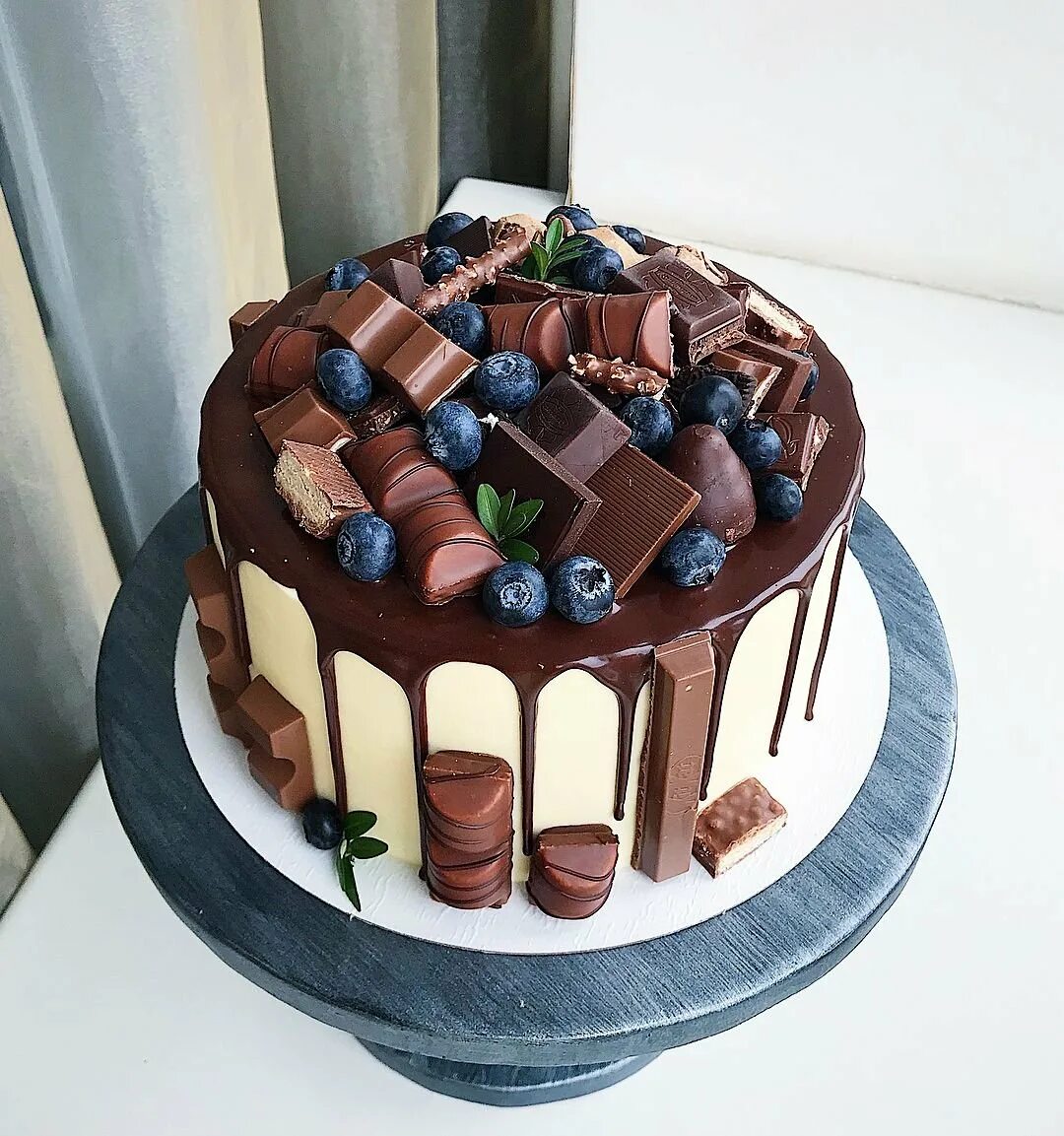 Торт домашний для мужчины. Украшение торта конфетами и шоколадками. Украшение торта сладостями. Торт с шоколадом. Торт украшенный конфетами и шоколадками.