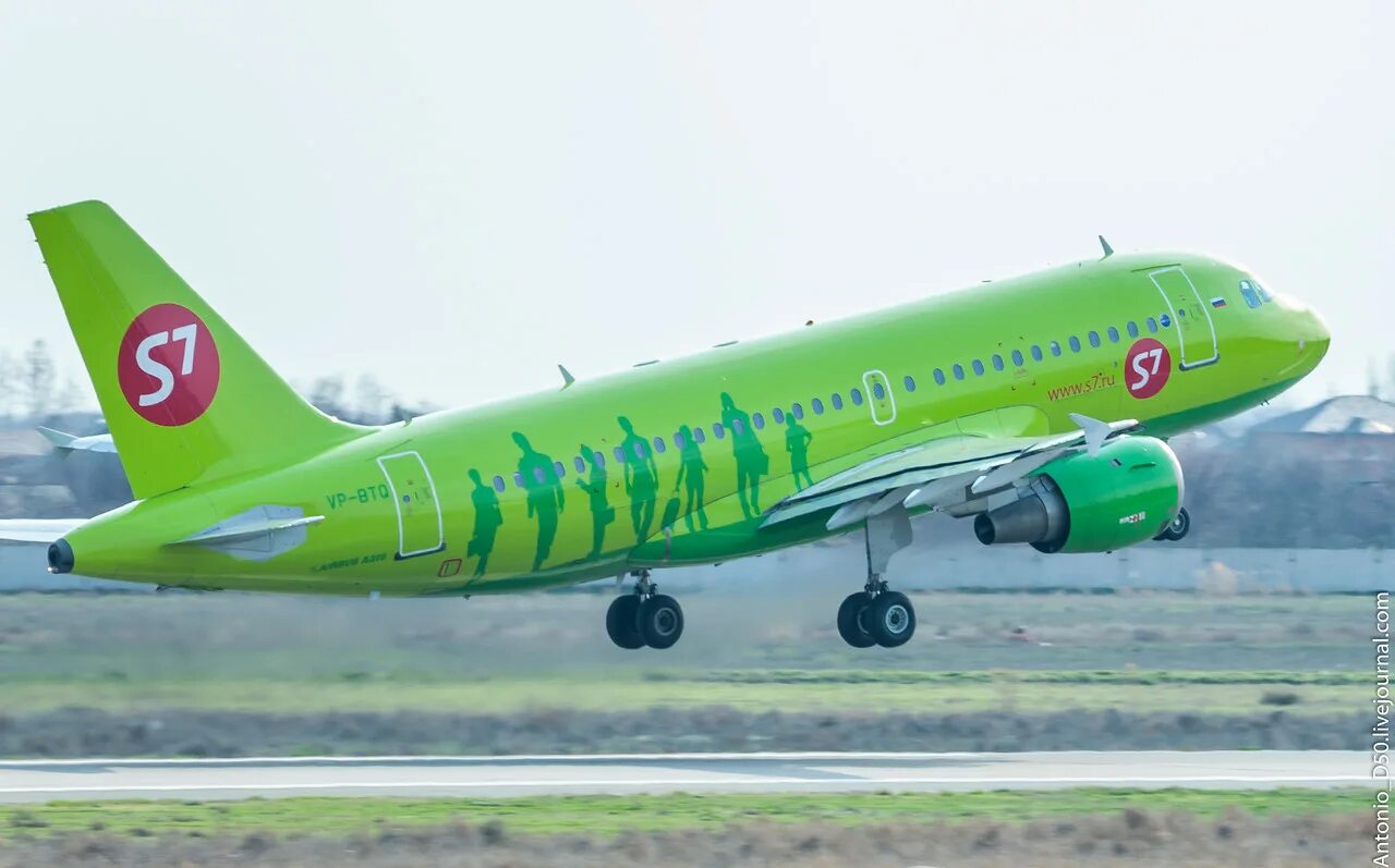 S7 airlines на айфон. Самолеты s7 Домодедово. Зелёный самолёт s7. Самолет с 7 в Домодедово. S7 Airlines, самолет s7-2043.