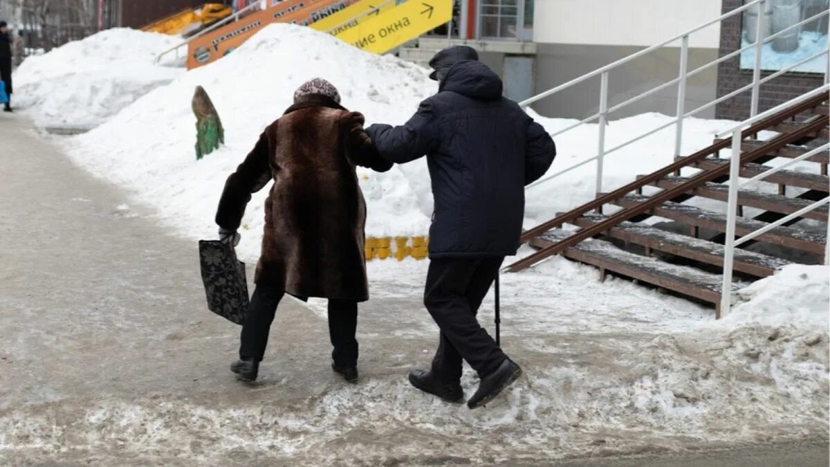 Жители города жалуются. Гололёд в Барнауле. Гололед и пожилые люди. Скользкий тротуар. Пенсионер упал на льду.