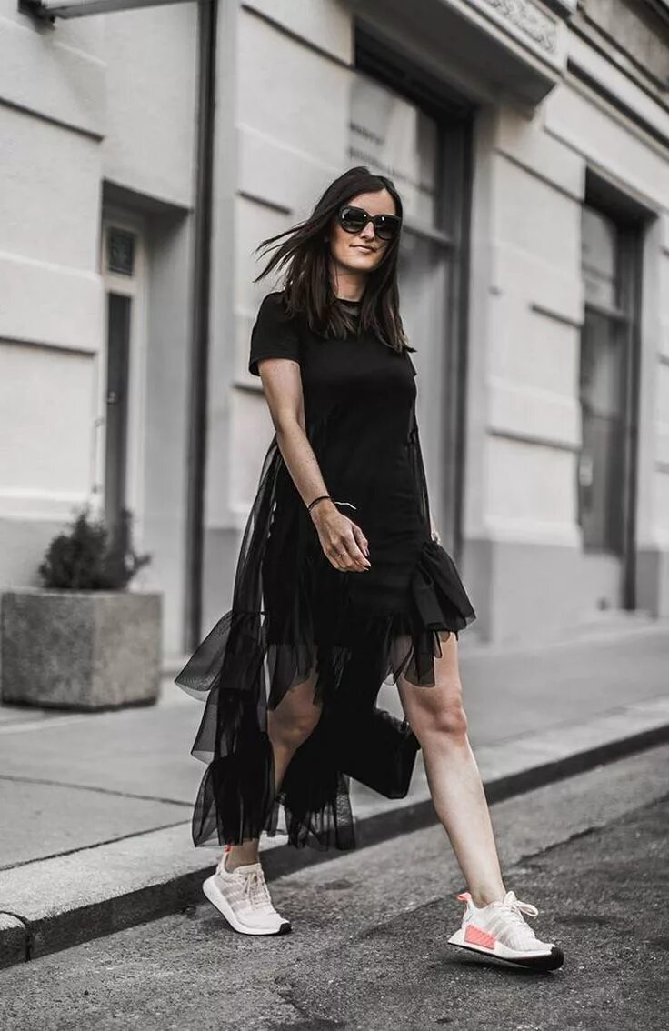 Адидас НМД С платьем. Вечернее платье с кедами. Черное платье с кроссовками. Черное платье с кедами.