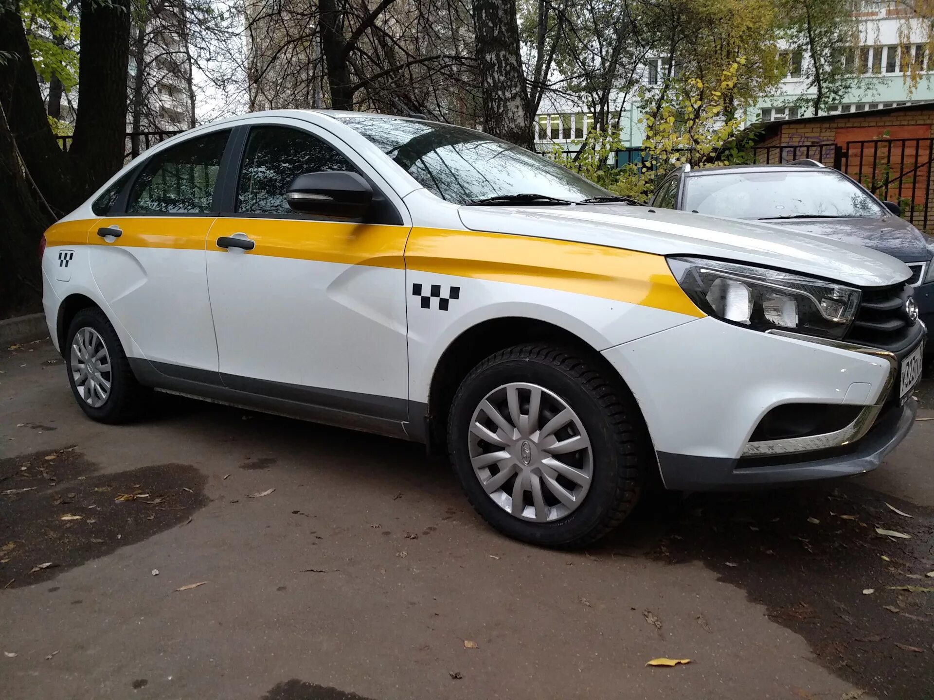 Ford mondeo taxi. Ниссан альмера такси сити мобил. Бренд яндекс такси. Яндекс такси машины. Kia rio 2017 года под такси.