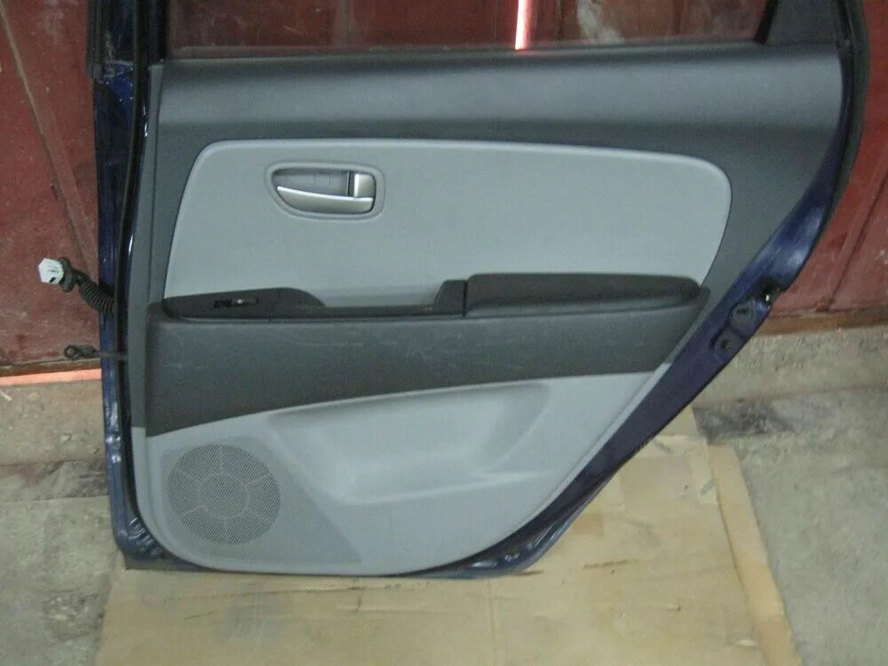 Размер передней двери hyundai elantra xd. Замок двери на hyundai elantra 4 2008. Дверь элантра 4. Дверные динамики хендай элантра 3 поколения. Задняя правая дверь хендай элантра 2008.