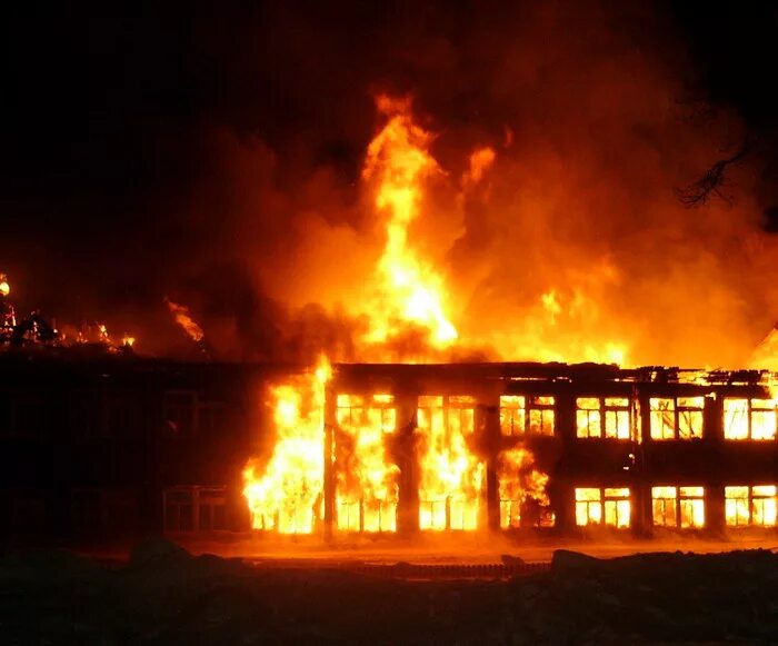 Как сделать чтобы сгорел. Школа горит. Сгоревшая школа. Горящие здания школы. Возгорание в здании школы.