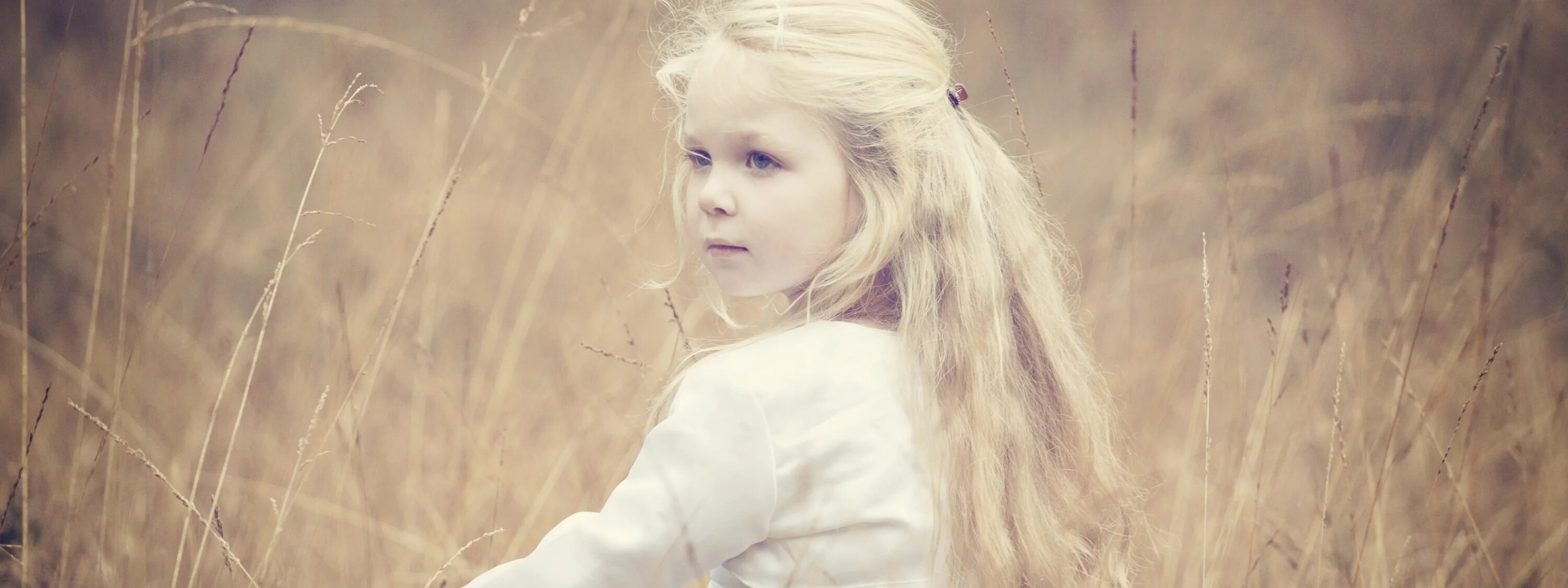 Девочка с косичками. Девочка. Блондинка в очках. Девочка блондинка слушать. Девочка блондинка слушать.