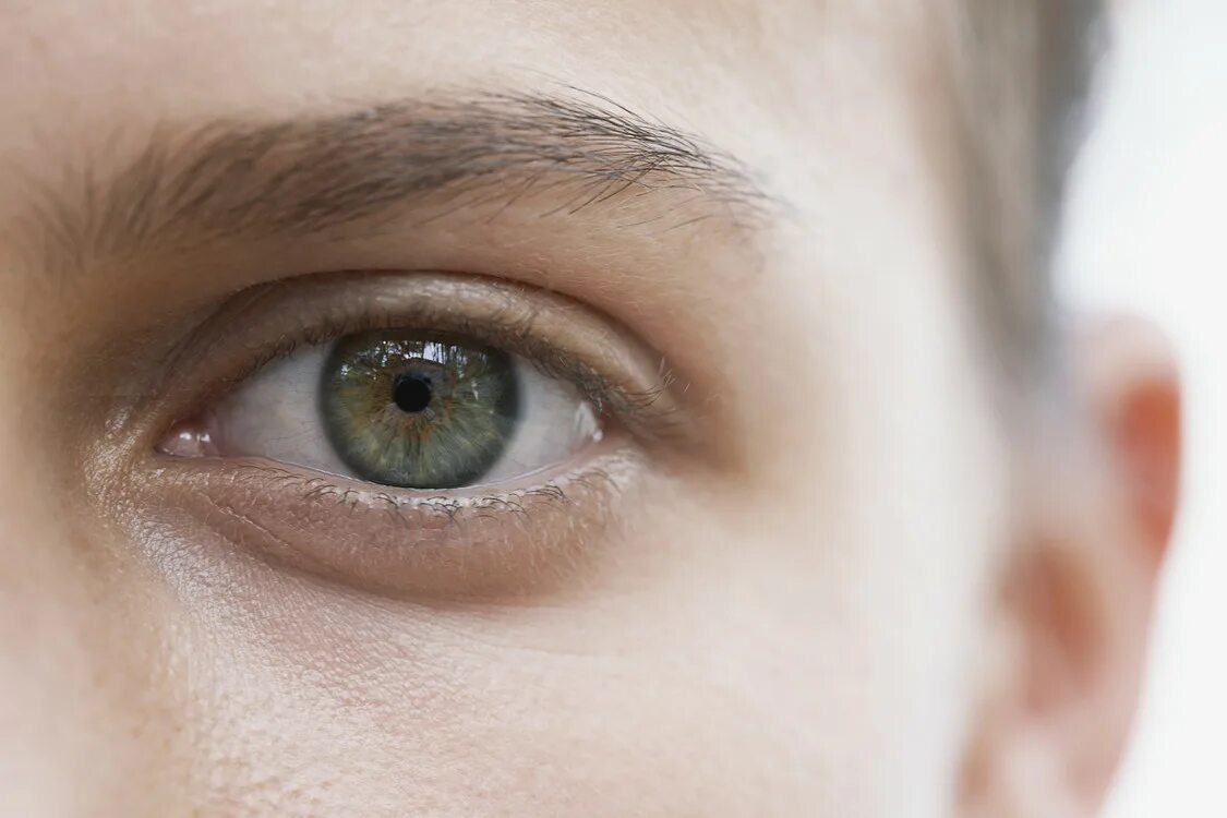 Зеленые глаза мужские. Серо-зелёные глаза у мужчин. Серый цвет глаз. Серые глаза мужские.
