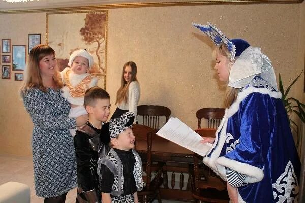 многодетные матери камчатки. многодетная семья камчатский край. многодетная семья камчатский край. картинки многодетные семьи камчатского края. многодетным на новогодние подарки камчатский край.