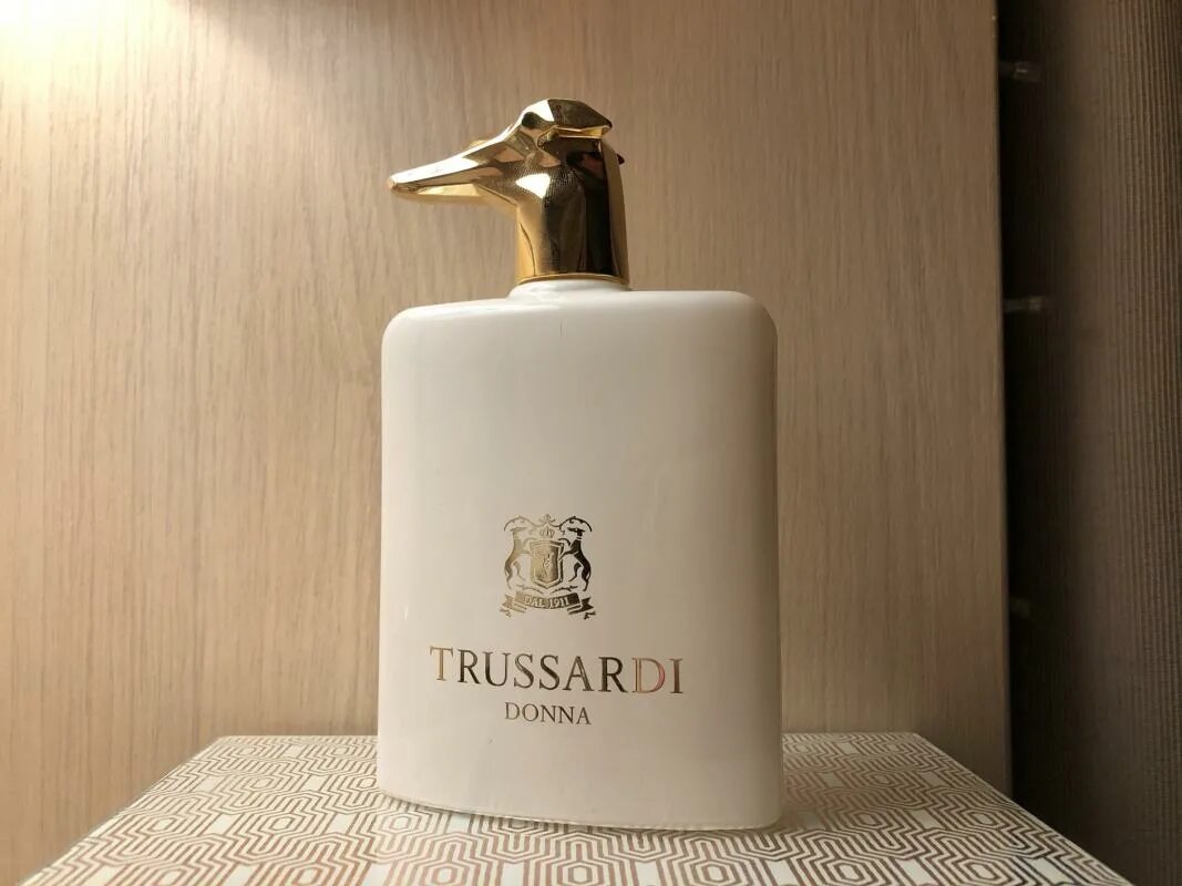 Trussardi donna eau de. Труссарди Donna Levriero. Труссарди Донна черный флакон. Труссарди Интенс. Парфюмерная вода Trussardi Donna Levriero.