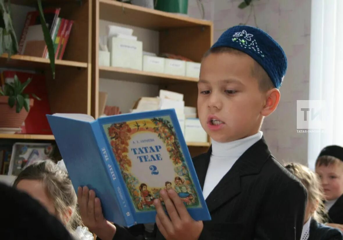 Урок татарского языка. Изучение родного языка в школе. Обучение родному языку. Татарские дети.