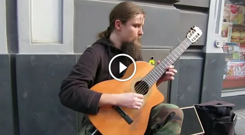 виртуозно играет