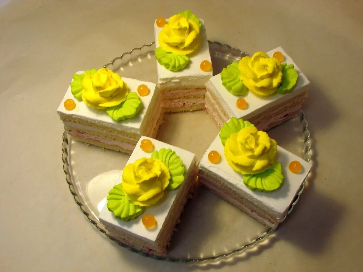 красивые пирожные.