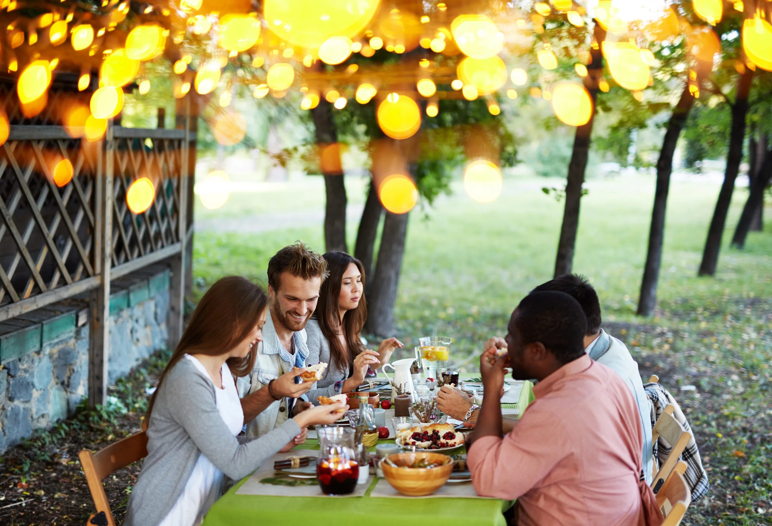 Friends dining. День Благодарения семья. Семья за большим столом на природе. Family Outdoor dinner. Dinner outside.