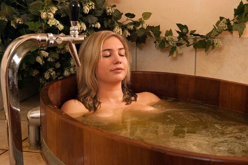 женщины в ванной в бане. девушка моется в тазике. красивые женщины в бане. девушка купается в ванне. женщины в парилке.