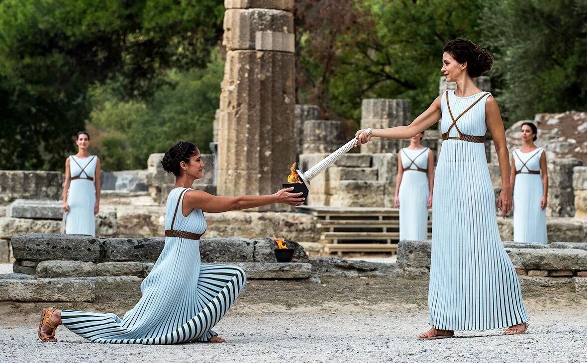Какой греческий людям. Зажжение олимпийского огня в Греции. Олимпийские игры в древней Греции огонь.