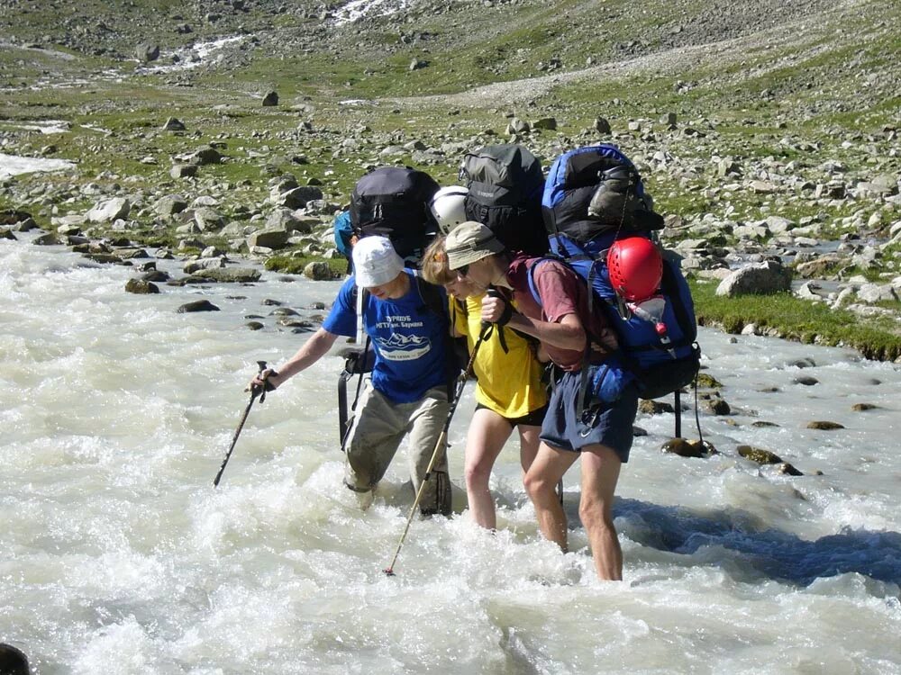 сон переходить вброд. брод пешком. водные преграды в туризме. переходим речку. брод.