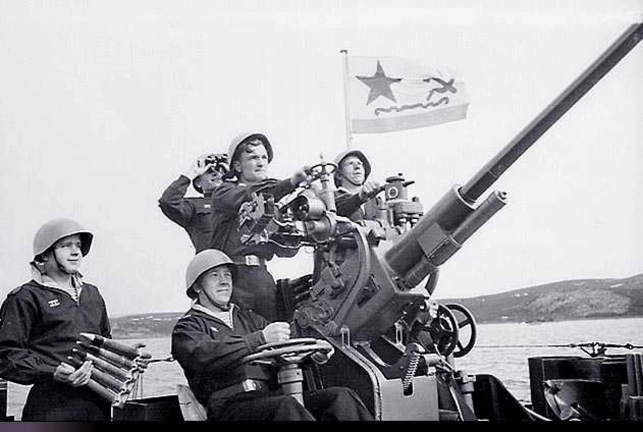 Только японские зенитные пушки все время. Морская 37 мм зенитная пушка. Зенитная пушка 37 мм ВОВ. Советская зенитная артиллерия второй мировой войны. 37-Мм зенитная пушка в годы ВОВ.