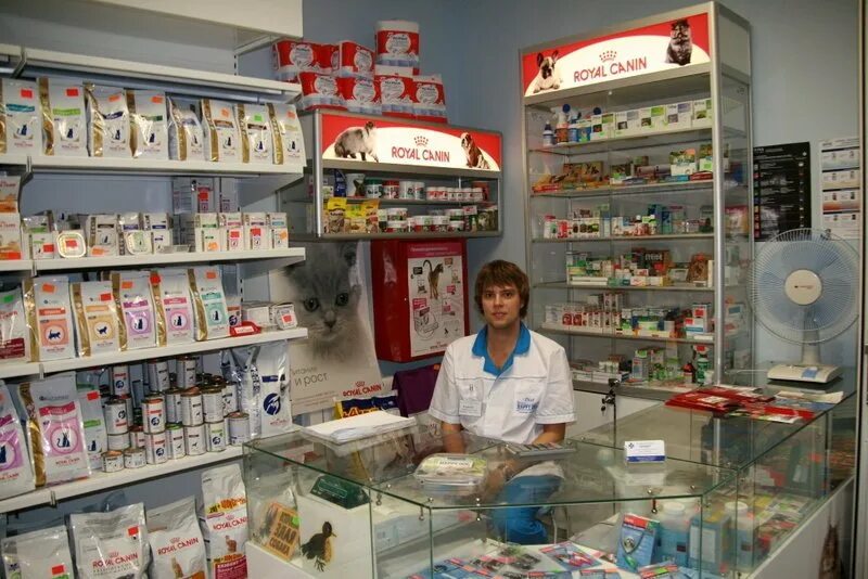 Ветеринарная продукция. Витрина в аптеке выкладка. Аптека для животных. Лабораторные собаки. Ветеринария аптека.