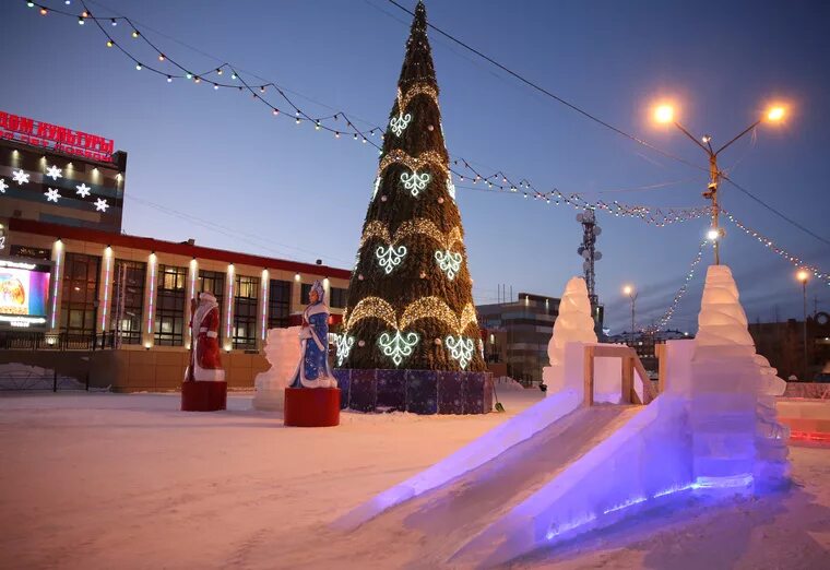 Лабытнанги сейчас. Ледовый городок Лабытнанги. Ворота Ямала Лабытнанги. Лабытнанги ледяной городок. Лабытнанги зимой Ледовый городок.