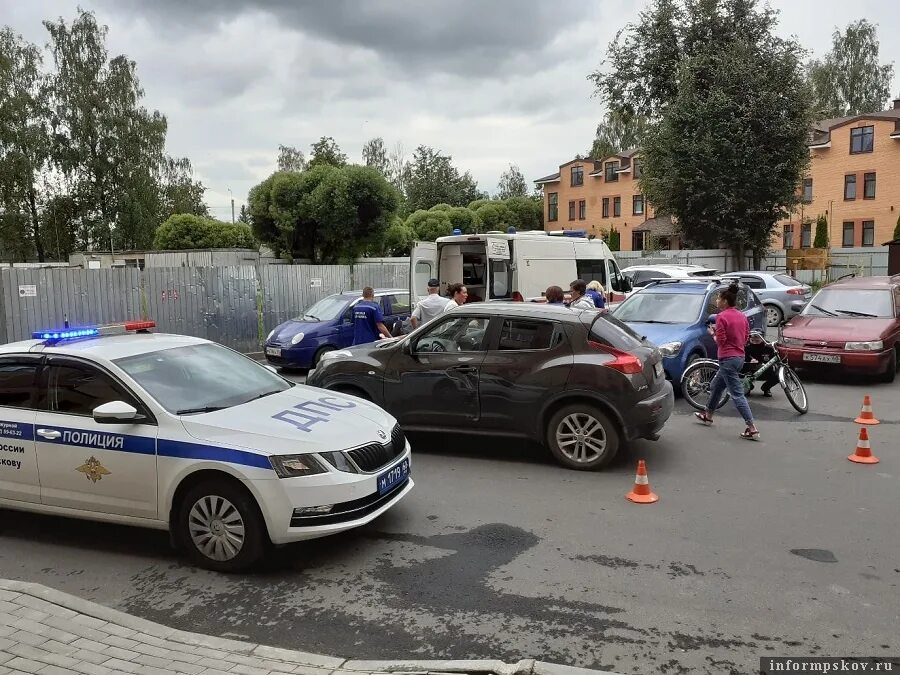 Авария Псков Юбилейная. ДТП Псков сегодня на юбилейной. Авария в Пскове сегодня на юбилейной.