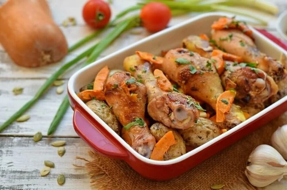 Что приготовить с куриной на второе. Голень с овощами в духовке. Куриные ножки с картошкой. Курица с овощами. Куриные голени с овощами в духовке.