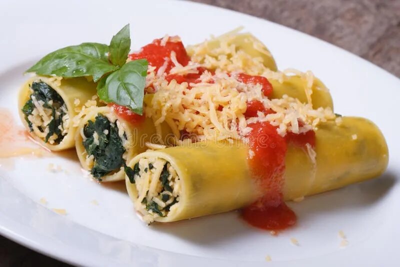 Каннеллони с сыром. Шпинатные каннеллони. каннеллони фаршированные сыром. каннеллони / маникотти. каннеллони с рикоттой и шпинатом.