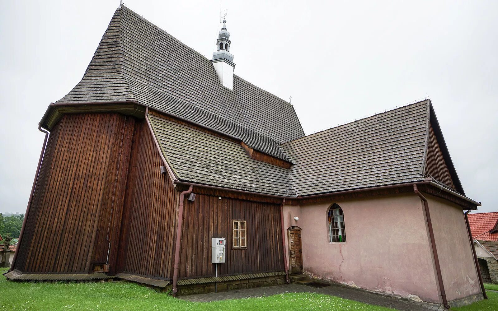 Wooden church. Деревянные польские церкви. Деревянный костел Барбу. Церковь Липница. Католический храм из дерева.