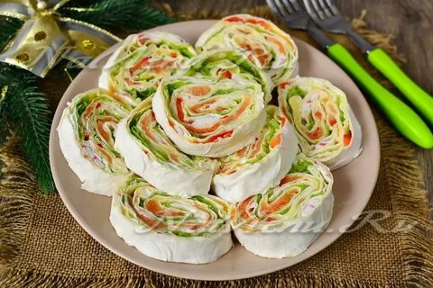 Рулет из лаваша с крабовыми палочками огурцом