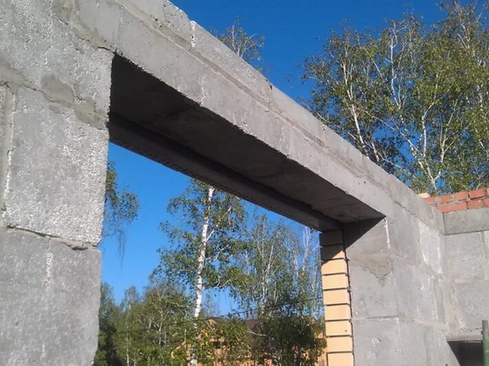 Перемычка над дверным проемом. Перемычка железобетонная 65х1690. монолитные жб перемычки. жб перемычка над дверью 900х2400. перемычки балочные железобетонные.