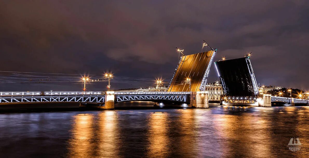 Дворцовый мост в Санкт-Петербурге. Дворцовый мост в Санкт-Петербурге днем. Питер развод мостов Эрмитаж.