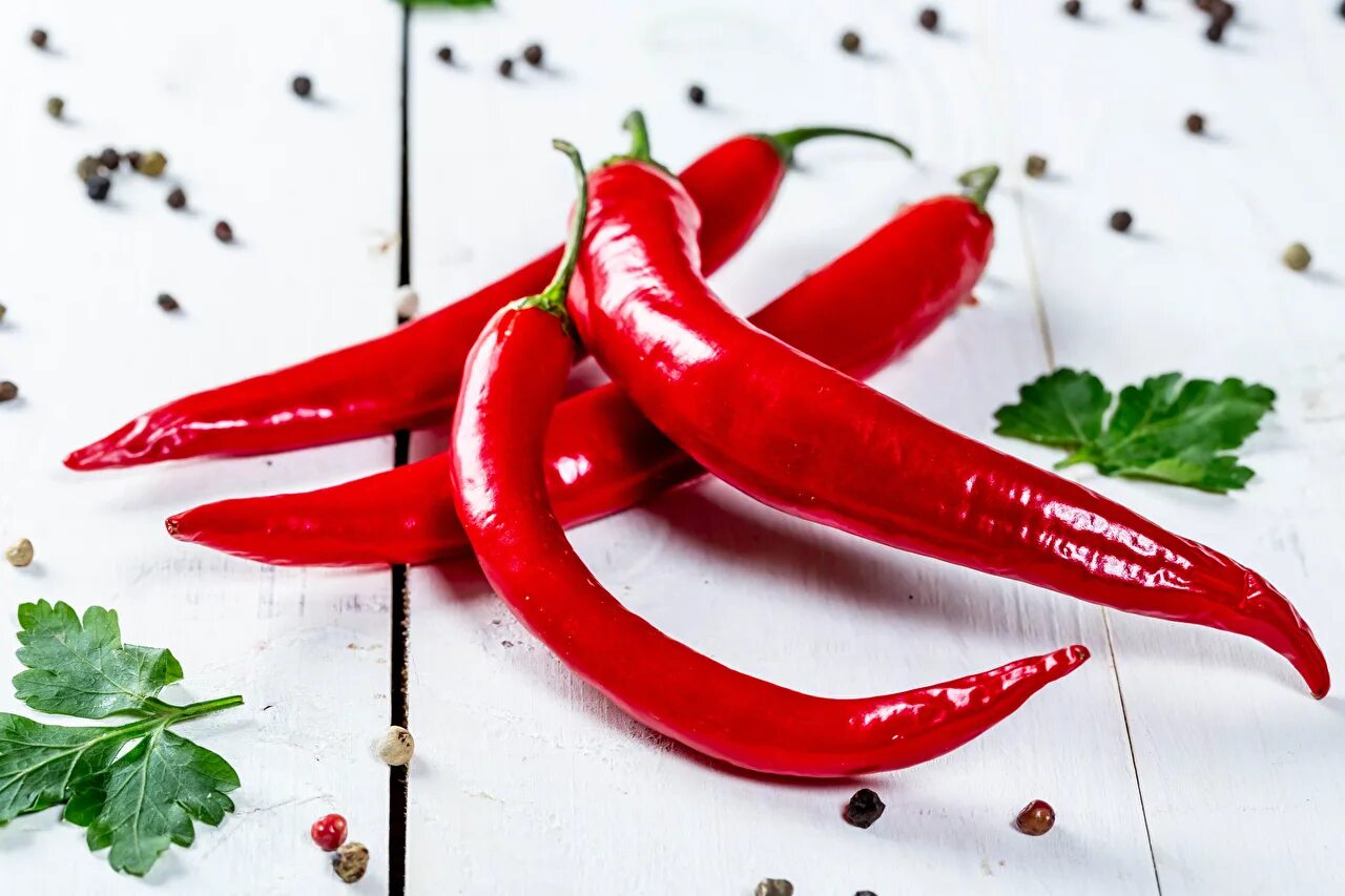 Chilli pepper. Перец красный Чили стручковый. Красный острый перец Чили. Кайенский красный острый перец. Перец Чили 1.