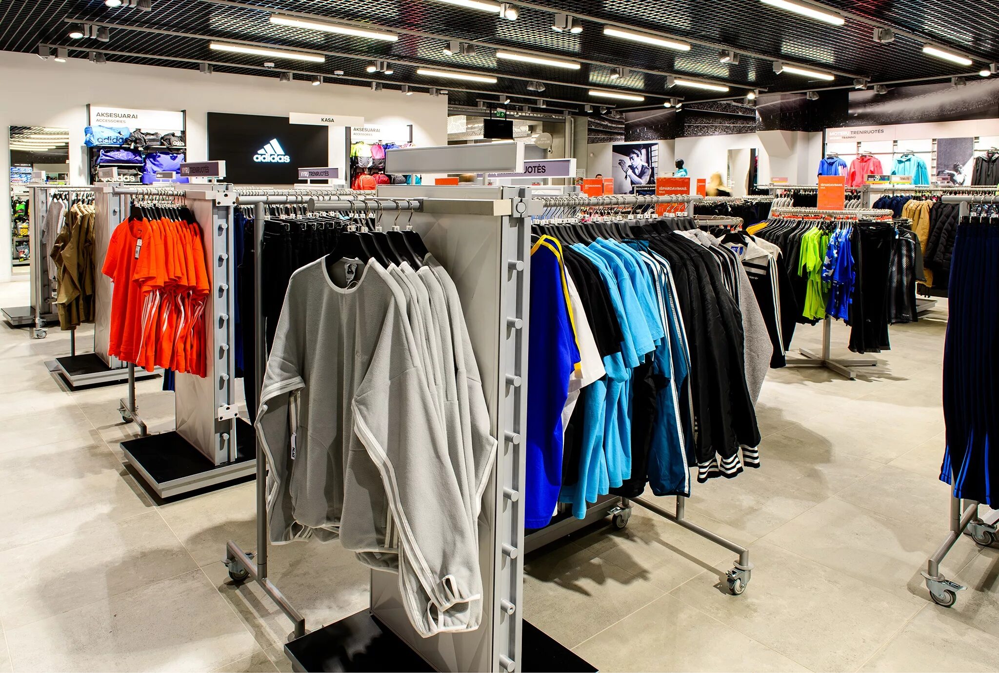 Адидас аутлет. Спортивный аутлет. Adidas store vilnius. Nike outlet. Nike корнер шоп.