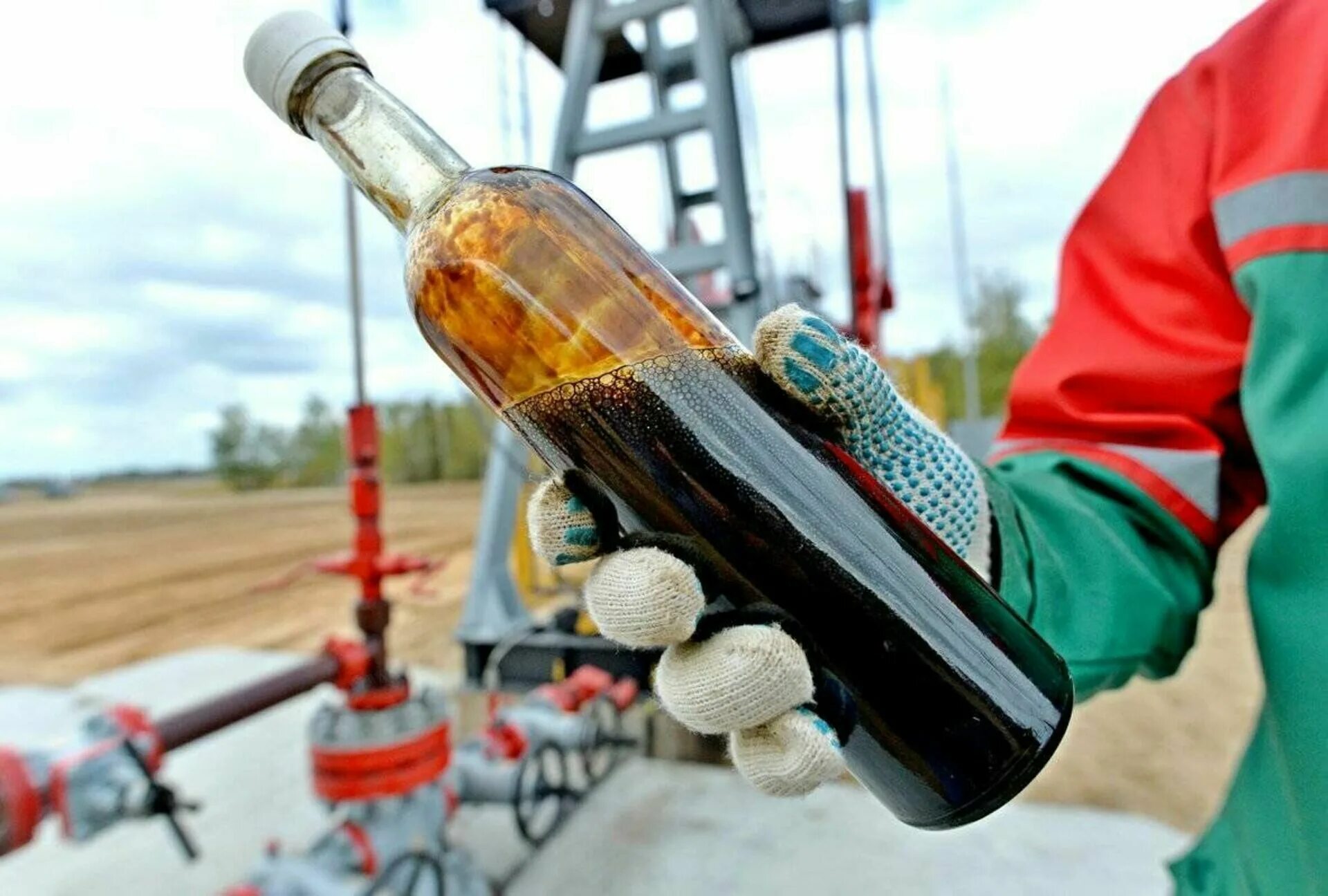 Сырая нефть. Нефть. нехть. нефть в бутылке.