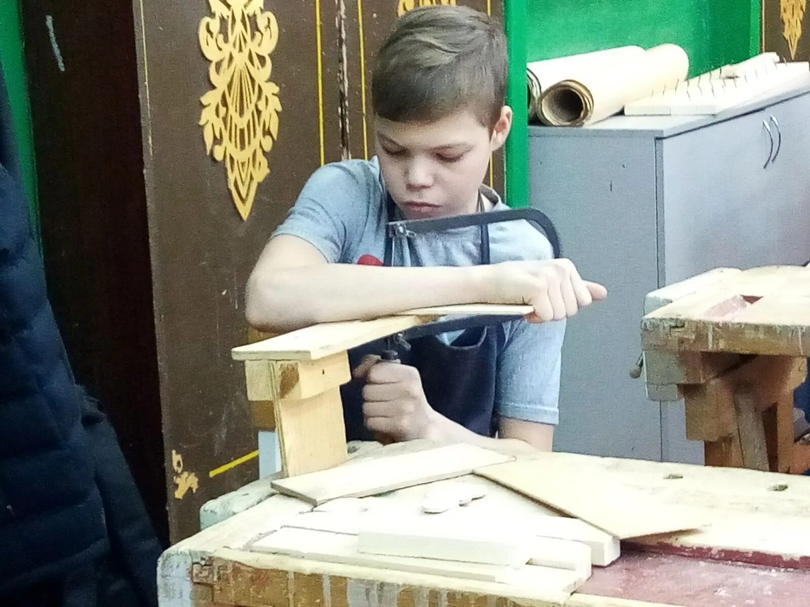 До какого класса труды в школе. Школьник на уроке труда. Учитель технологии для мальчиков. Урок труда. Уроки труда в школе.