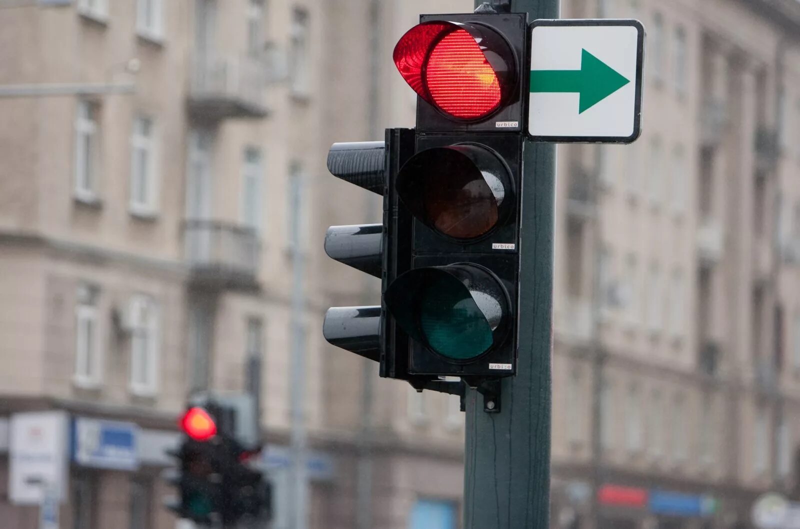 Дополнительная зеленая стрелка на светофоре налево. Светофор. Светофор с доп секцией. Зеленый светофор. Красный свет светофора.