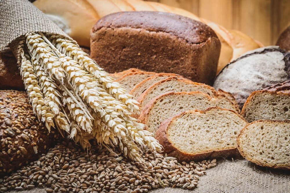 Цельнозерновой хлеб вред. Хлеб. Цельнозерновые хлебобулочные изделия. Цельная пшеница. Хлеб из ржи и пшеницы.