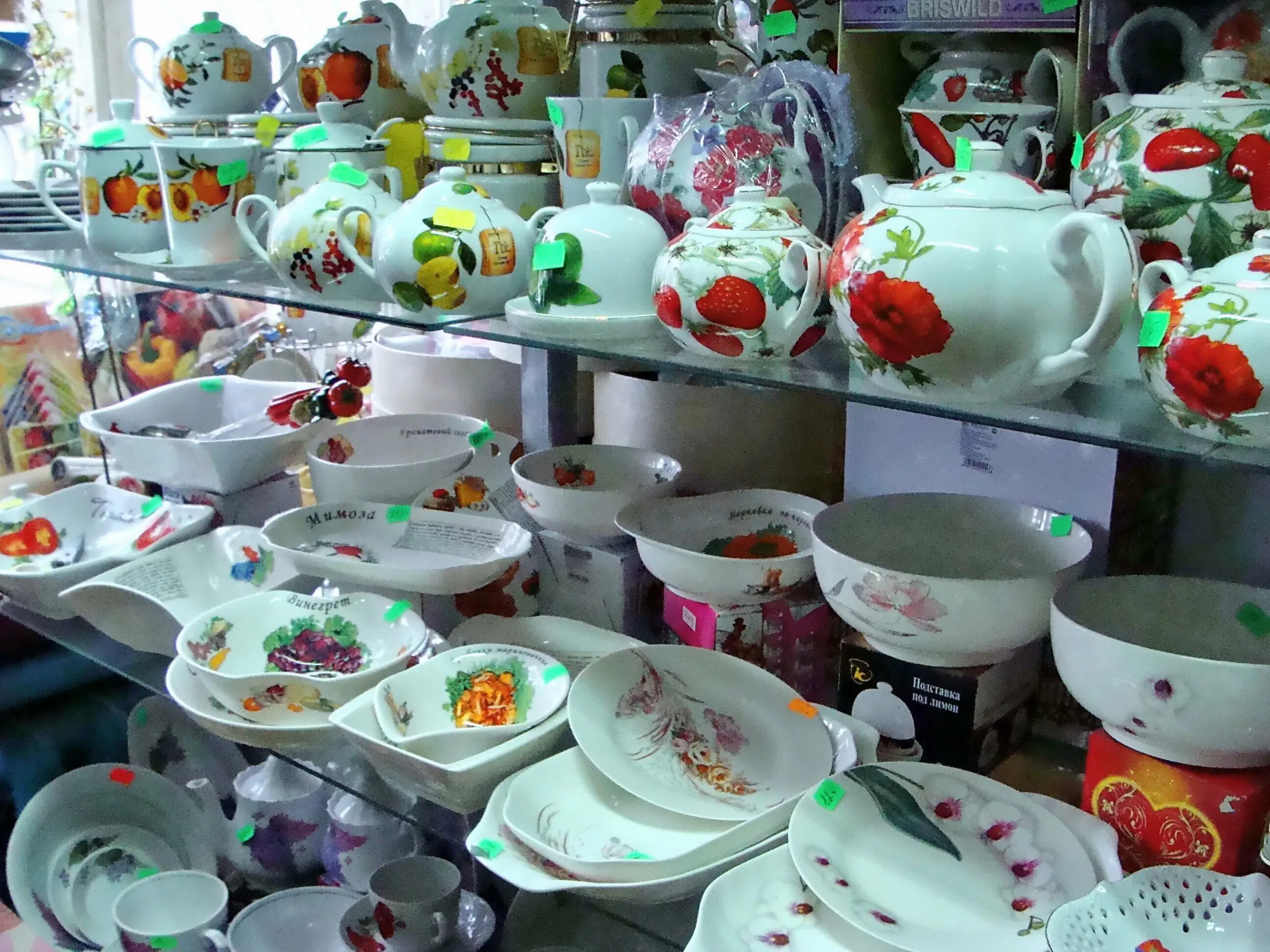 Кмз набор кастрюль инжир. Оптовый магазин посуды. Набор драгоценный посуда леомакс. Отдел посуды в магазине. Магазин посуды.