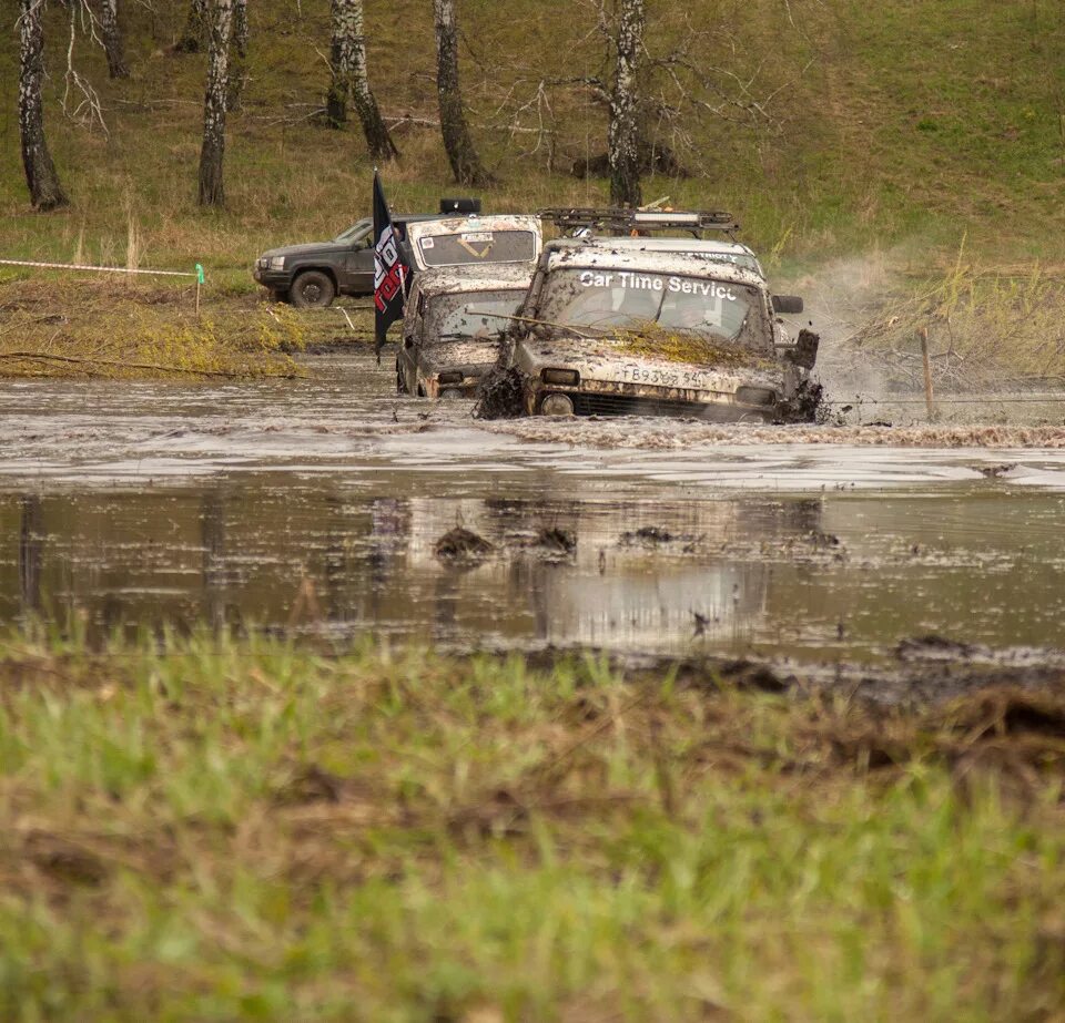 Трэкол-39041. Машина едет по болоту. Машины для бездорожья. Внедорожник в грязи. Вездеход амфибия бигбо.