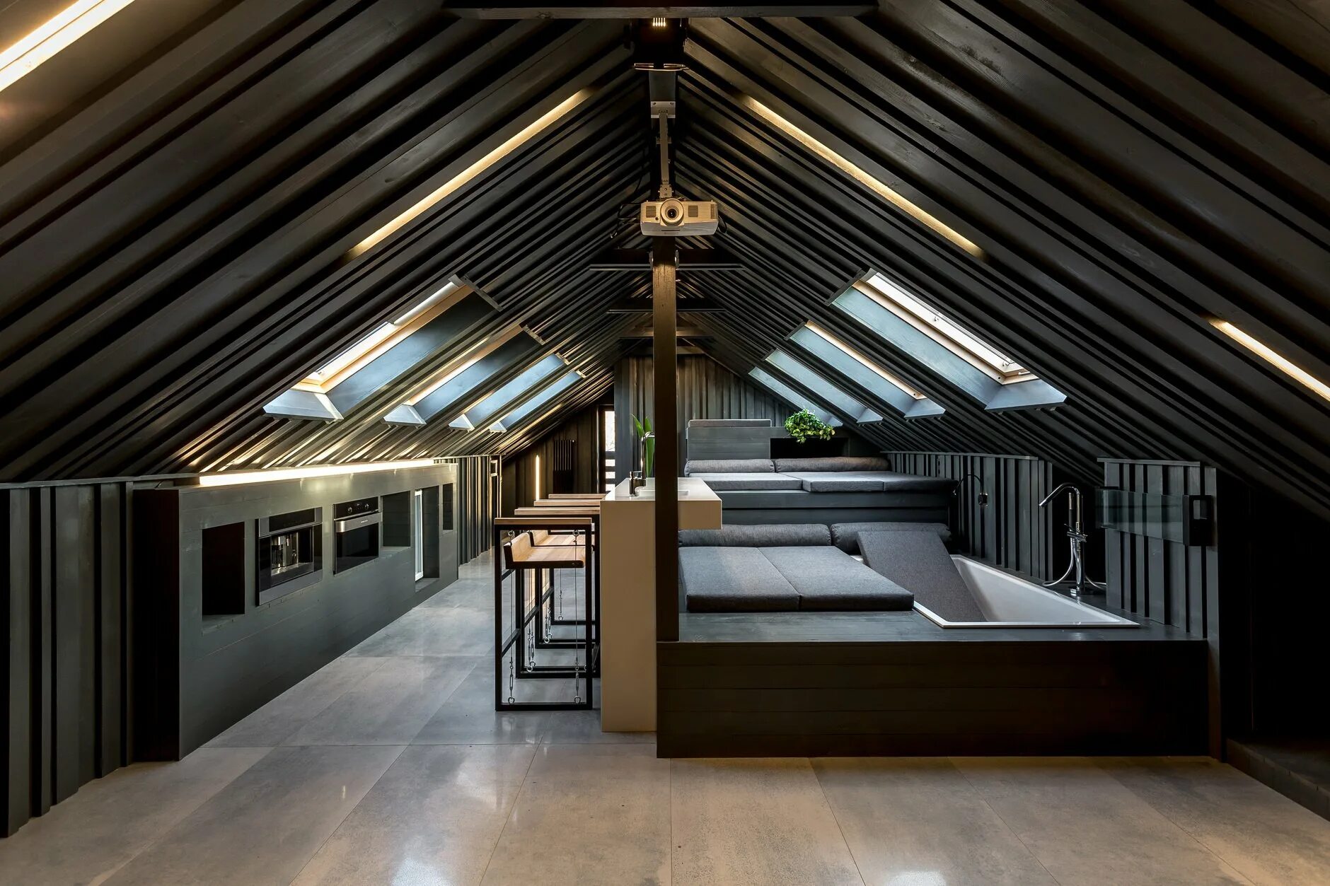 Комната с мансардной крышей. Дом шалаш а фрейм проект. Стропильная ферма с чердаком. Стропильная система мансардной крыши. Мансарда под вальмовой крышей.