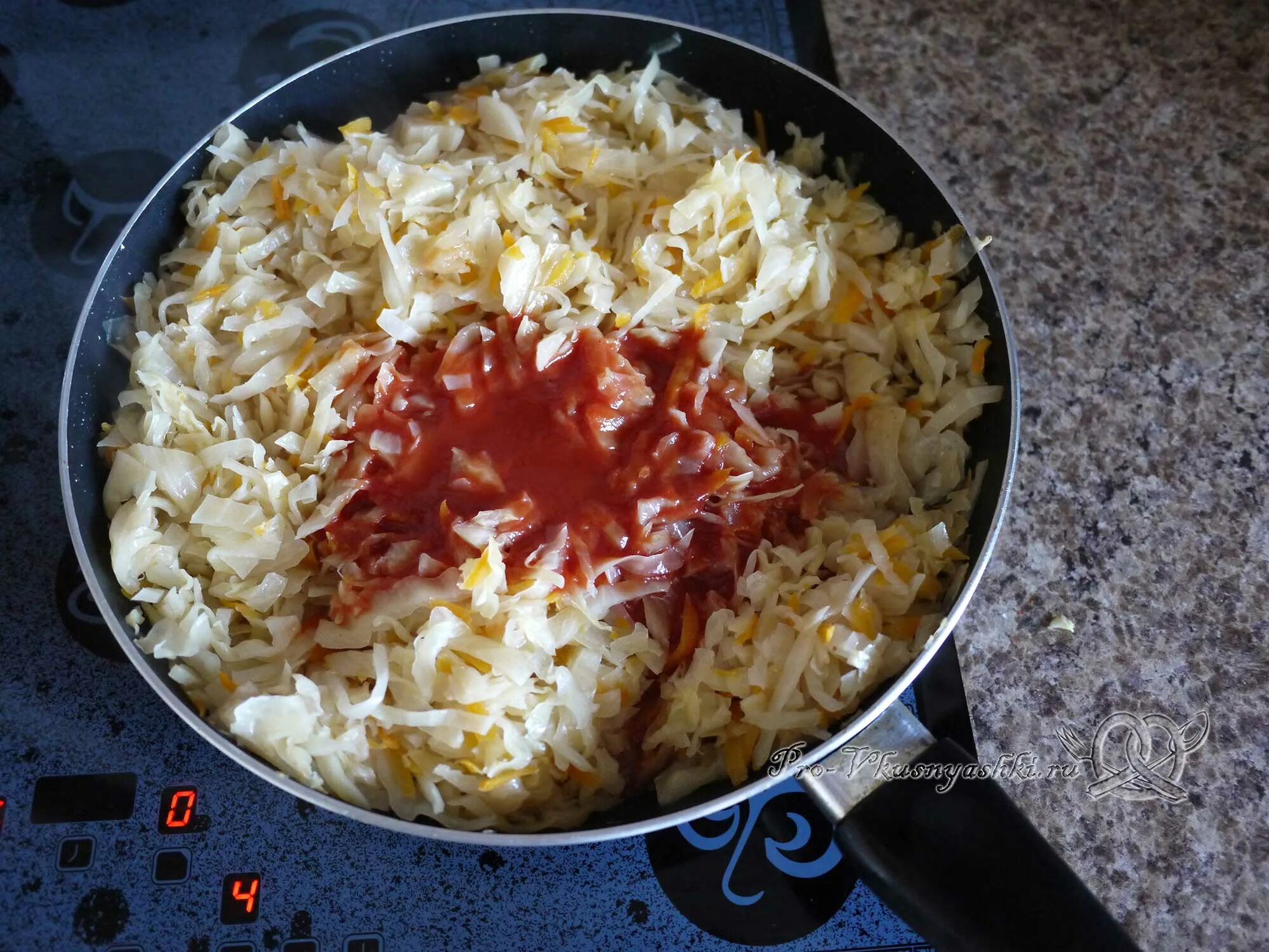 Капуста тушеная с курицей на сковороде рецепт. Тушёная капуста с курицей на сковороде. Квашеная капуста, тушенная с курицей (на сковороде). Тушёная квашеная капуста с курицей на сковороде. Капуста квашеная тушёная с картошкой и курицей на сковороде.