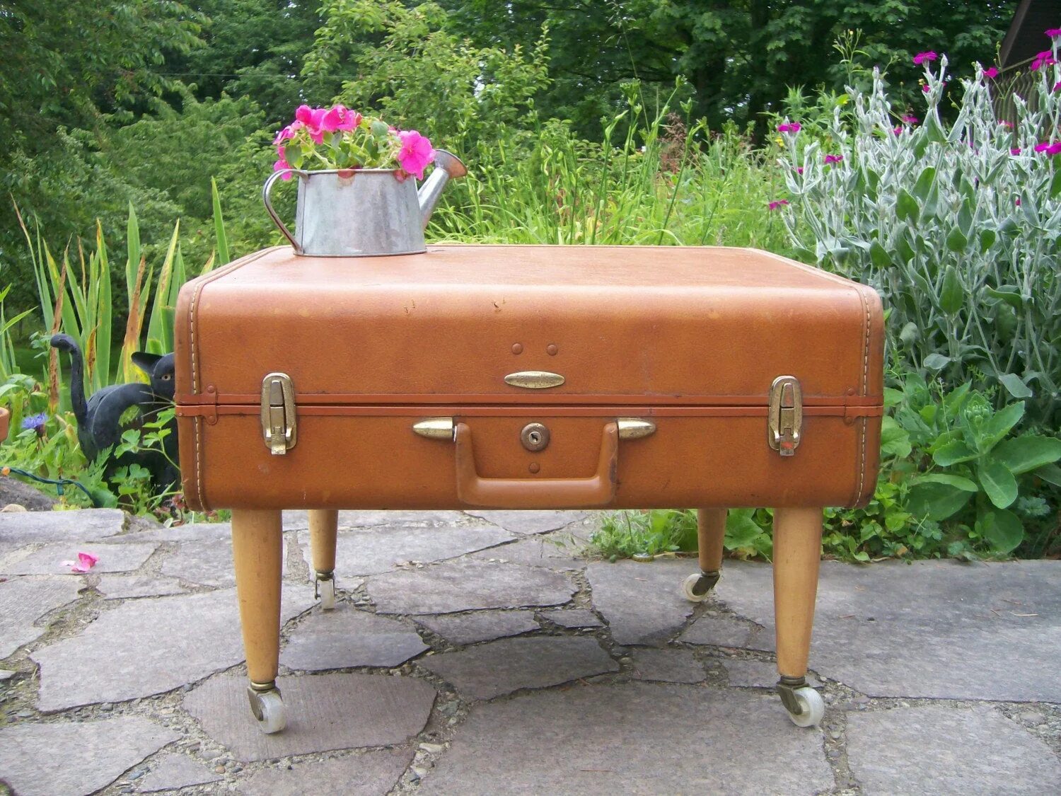 столик из чемодана. что можно сделать из старого чемодана. туалетный столик из чемодана. мини бар. бар из старого чемодана.