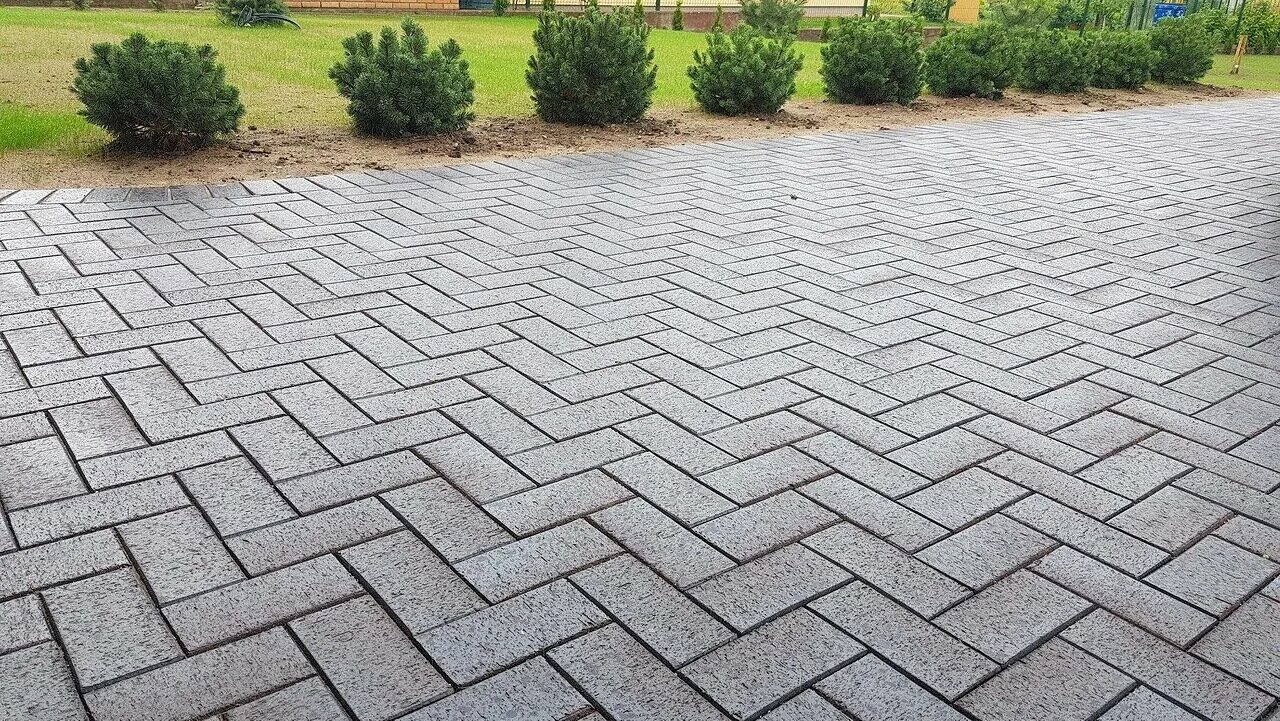 тротуарная плитка булыжник мостовой. плитка уличная. гранитные плиты для мощения дорожек. дорожки из брусчатки. мощение гранитом.