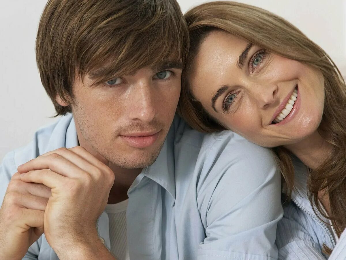 Женщина старше мужа. Женщина старше. Мужчина старше. Женщина и ее молодой парень. 67-летняя джоан ллойд.