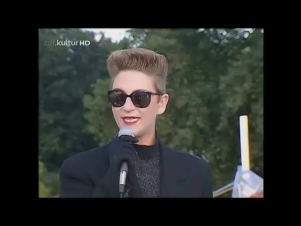 Кто исполняет французскую песню вояж. Desireless певица. desireless с мужем. desireless 1987. дизайрлес вояж.