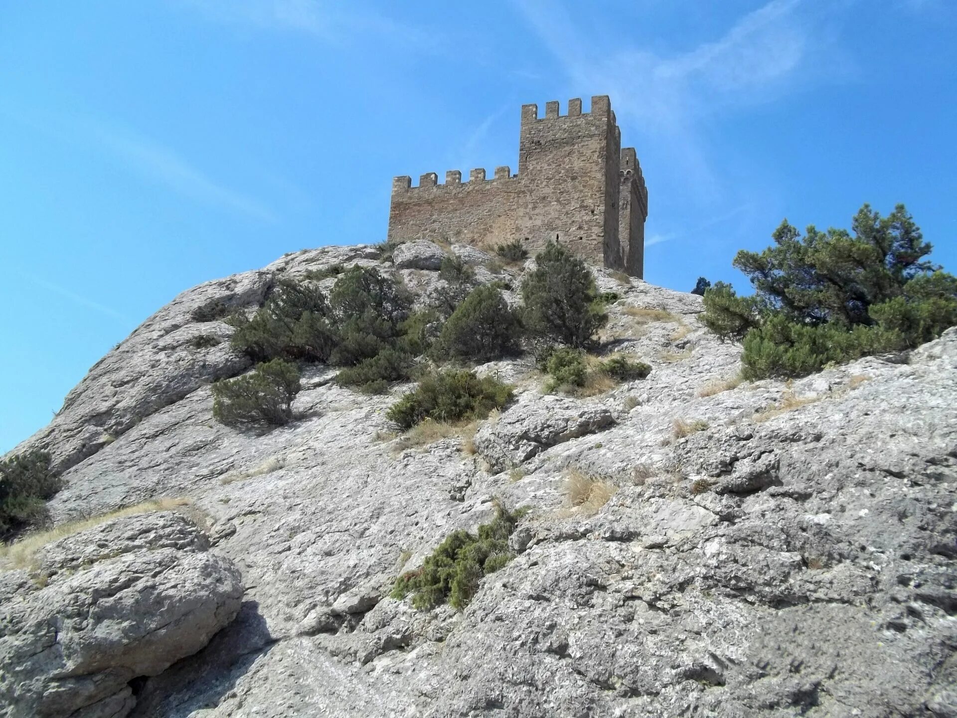 Партизанская 15 лазаревское. Генуэзская крепость. Магазин электрик судак. Часы судак. Крымский полуостров природа ялта.