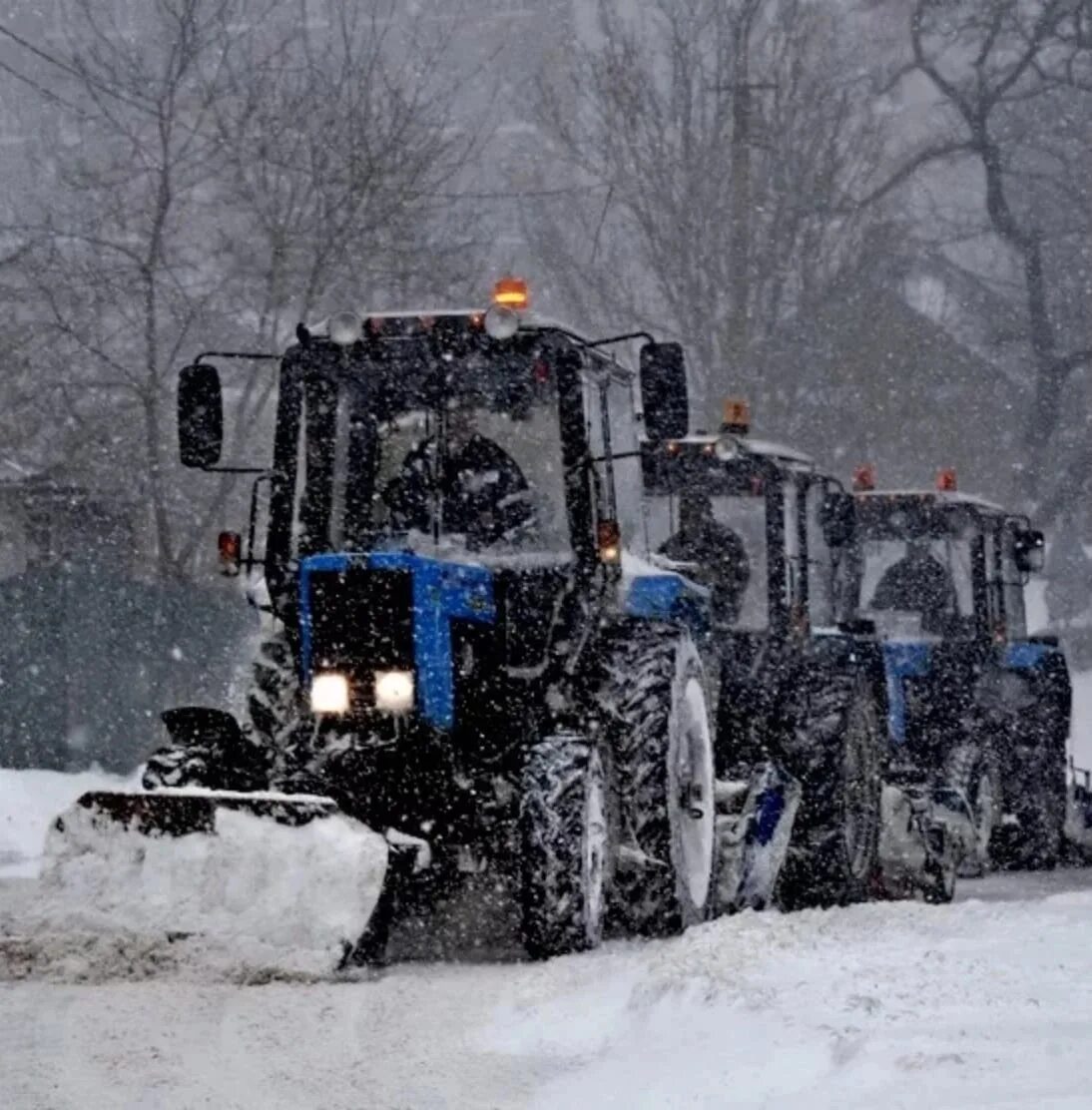Тракторные дороги. Трактор МТЗ 82 убирает снег. МТЗ 82 уборка снега. Трактор МТЗ 82 уборка снега. Расчистка снега трактором МТЗ 82.